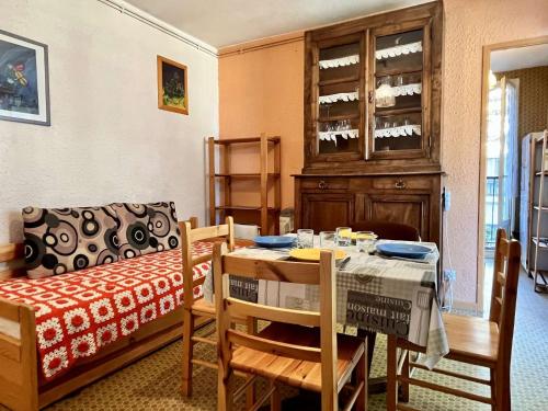 une salle à manger avec une table, des chaises et une armoire dans l'établissement Appartement 2 pièces 4 couchages ARGELES SUR MER AR500-C37, à Argelès-sur-Mer