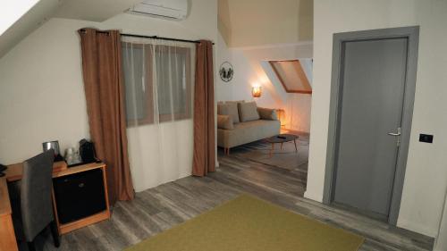 Televisyen dan/atau pusat hiburan di Nature Nest Bran - Adults Only