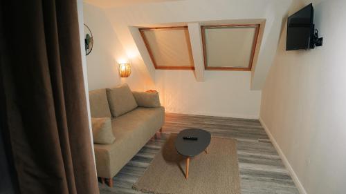 Televisyen dan/atau pusat hiburan di Nature Nest Bran - Adults Only