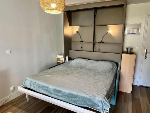 1 dormitorio con 1 cama con cabecero de metal en Studio 4 couchages ARGELES SUR MER AR590-510, en Argelès-sur-Mer