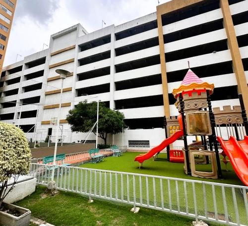 Ο χώρος παιχνιδιού για παιδιά στο Apartamentos Condominio Oporto - Cerca a Todo