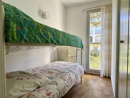- une chambre avec un lit à publicité nocive dans l'établissement Appartement 2 pièces cabine 4 couchages ARGELES SUR MER AR600-212, à Argelès-sur-Mer