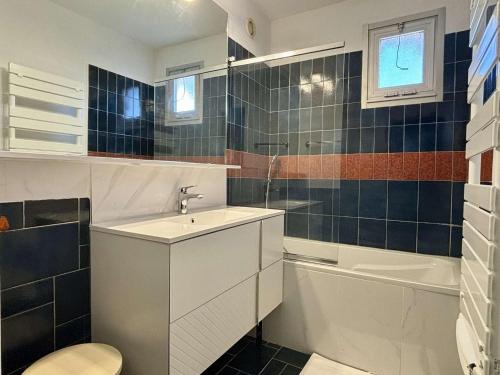 une salle de bain avec un lavabo, une baignoire et des toilettes dans l'établissement Appartement 2 pièces cabine 4 couchages ARGELES SUR MER AR600-212, à Argelès-sur-Mer
