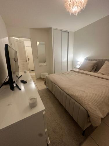 une chambre avec un lit et un bureau avec un ordinateur dans l'établissement Apparte Palmeraie, à Montpellier