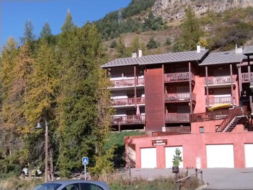 un bâtiment avec des balcons sur le côté d'une montagne dans l'établissement Appartement montagne, à Vars
