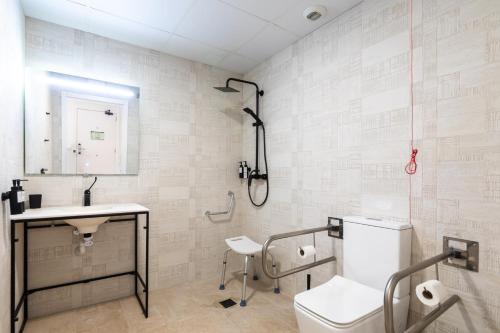 a bathroom with a toilet and a sink at Moontels Plaza de Vannes in Valencia