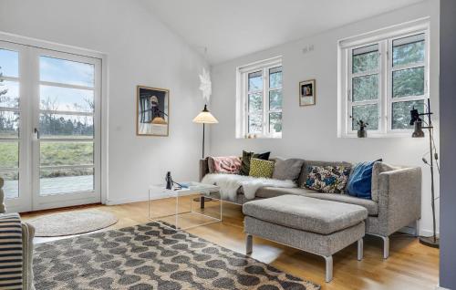 Un lugar para sentarse en Cozy Home In Grenaa With Wifi