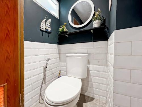 Koupelna v ubytování BEST View 2BR Apt Pluit with Pool WiFi & Netflix by 2ndHome