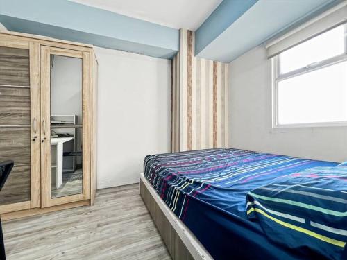 Postel nebo postele na pokoji v ubytování BEST View 2BR Apt Pluit with Pool WiFi & Netflix by 2ndHome