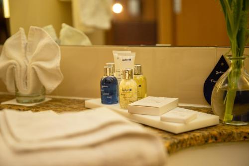un bancone del bagno con bottiglie di sapone e specchio di Radisson Blu Hotel, Athlone a Athlone