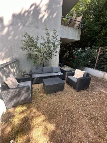 - un ensemble de canapés et de chaises dans la cour dans l'établissement Appartement du M T2 Montpellier, à Montpellier