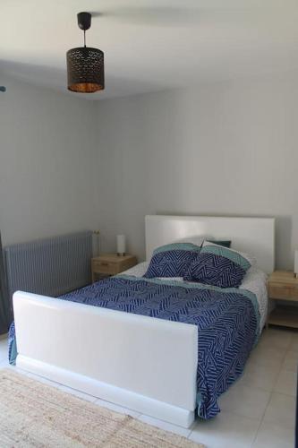 - une chambre avec un lit et une lampe pendant dans l'établissement L'abri cévenol, à Saint-André-de-Valborgne