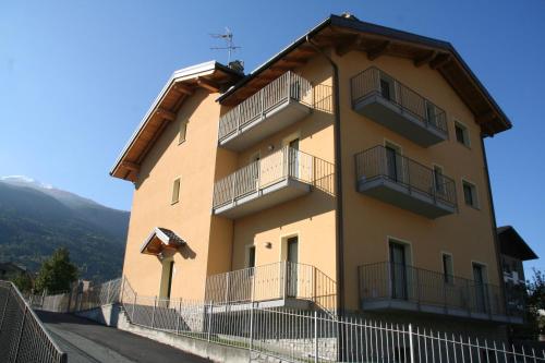 un edificio con balcones y una valla delante de él en Appartamenti Morena CIR 0043-CIR 0044, en Aosta