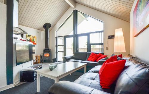 una sala de estar con un sofá y una mesa en Holiday Home Morsøvej Glesborg Denm, en Bønnerup