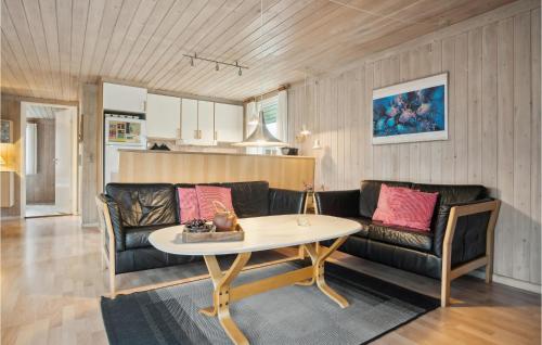 Kuchyň nebo kuchyňský kout v ubytování Three-Bedroom Holiday Home In Hvide Sande