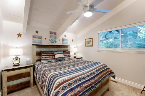 Ένα ή περισσότερα κρεβάτια σε δωμάτιο στο Surreal Feel Lakeview Chalet