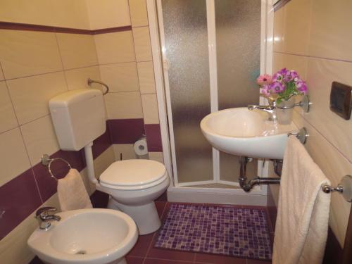 モーディカにあるLa Casa di Giadaのバスルーム(トイレ、洗面台付)