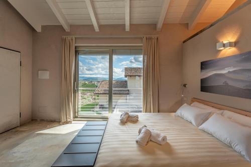 Postel nebo postele na pokoji v ubytování Basumse Holiday Apartments, Langhe