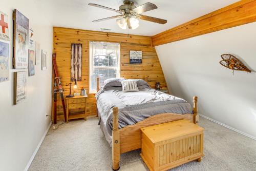 ein Schlafzimmer mit einem Bett und einem Deckenventilator in der Unterkunft Scenic Views and Game Room Garden City Retreat! in Garden City