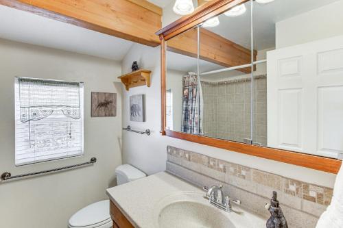 ein Badezimmer mit Waschbecken, Toilette und Spiegel in der Unterkunft Scenic Views and Game Room Garden City Retreat! in Garden City