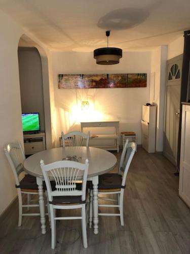 une salle à manger avec une table et des chaises blanches dans l'établissement Apt 4 personnes wifi, à Hyères