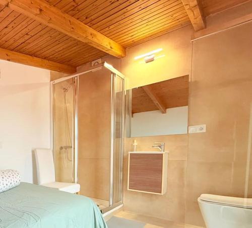 a bathroom with a shower and a toilet and a bed at Rosa House, Chalet 4 habitaciones y 4 baños in Pozuelo de Alarcón