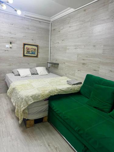 une chambre avec un lit et un canapé dans l'établissement Cozy good apartment, à Chişinău