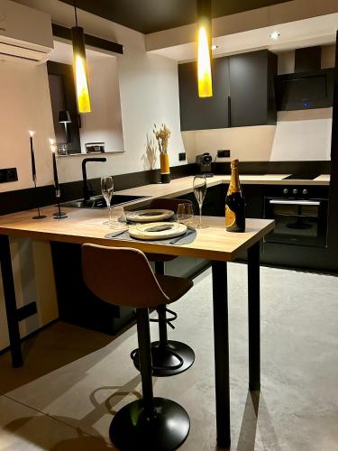 a kitchen with a table with glasses of wine at Haie Jad'Ô in Hamois