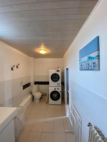 La salle de bains est pourvue de toilettes, d'un lave-linge et d'un sèche-linge. dans l'établissement Maison normande typique a 150m mer 10 personnes, à Saint-Aubin-sur-Mer