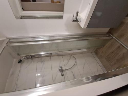 - un lavabo avec un tuyau au sol dans la salle de bains dans l'établissement studio rez de chaussée, à Hyères