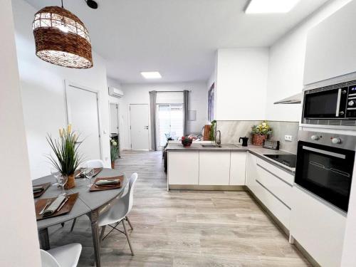 Η κουζίνα ή μικρή κουζίνα στο Casa Moderna con Garaje en Rota, cerca de Playa