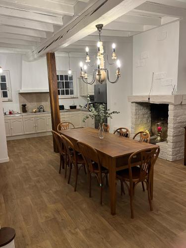 - une table à manger et des chaises dans la cuisine dans l'établissement Marguerite, à Saint-Haon-le-Châtel