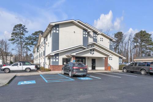 a building with a car parked in a parking lot at City Centre Inn at Newport News in Newport News