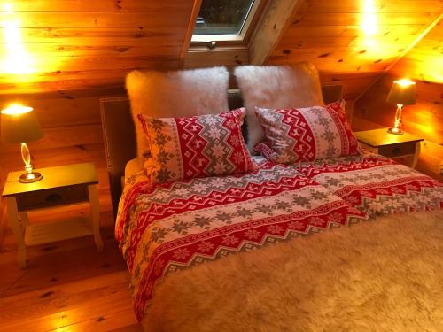 Ένα ή περισσότερα κρεβάτια σε δωμάτιο στο Deluxe Holiday Zdrojowa -Willa typu Alpejskiego w Borach Tucholskich-Całoroczna Balia z jacuzzi-Prywatny las i strumyk -Duża Wiata grillowa