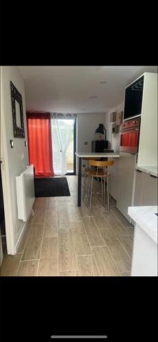 Cette chambre dispose d'une cuisine avec une table et un comptoir. dans l'établissement Appartement paisible, à Argenteuil