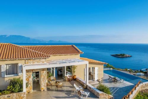 Villa Vardiola by Villa Plus