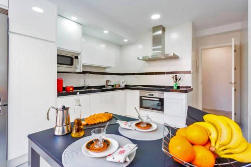 eine Küche mit einem Tisch mit Obst darauf in der Unterkunft La Torre de la Catedral - Ole Solutions in Jerez de la Frontera