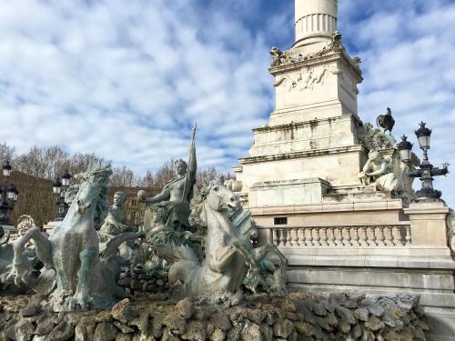 une statue de chevaux devant un monument dans l'établissement Appartement des Quinconces, à Bordeaux