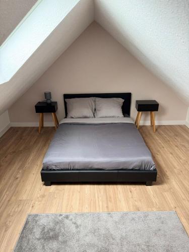 - une chambre avec un lit et 2 tables de chevet dans l'établissement Le Cocon de l'Arc, parking free, à Mulhouse