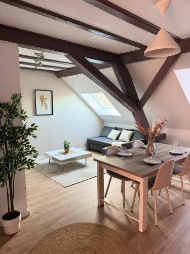 un salon avec une table et un canapé dans l'établissement Le Cocon de l'Arc, parking free, à Mulhouse