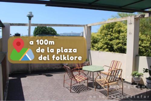 a sign for a patio with chairs and a table at Alojamientos en Cosquín in Cosquín
