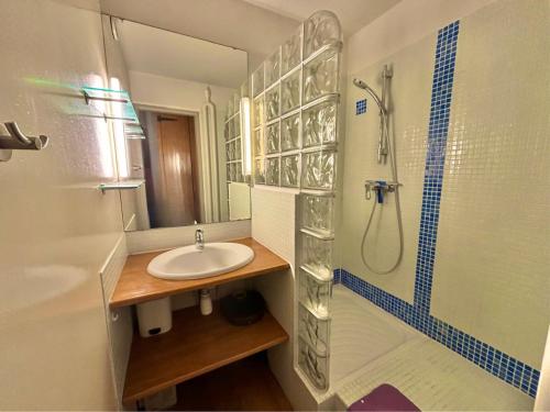 une salle de bain avec un lavabo et une douche dans l'établissement Appartement rénové pour 4 pers au pied des pistes - La Croisette - FR-1-452-196, aux Menuires