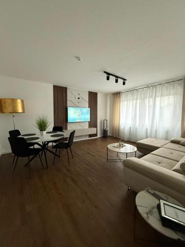 マールにあるTop Lage in Marl! Neu renovierte Wohnung bis 6 Personのソファとテーブルのあるリビングルーム