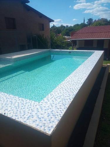 a large swimming pool with a white and blue at Acogedora casa Vacacional en Valle Hermoso Cordoba in Valle Hermoso