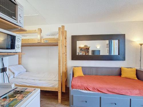 une chambre avec deux lits superposés et un miroir dans l'établissement Studio Ski-In/Ski-Out avec Terrasse - 4 Personnes - La Rosière - FR-1-275-169, à La Rosière