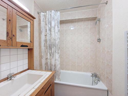 une salle de bain avec une baignoire, un lavabo et une douche dans l'établissement Studio Ski-In/Ski-Out avec Terrasse - 4 Personnes - La Rosière - FR-1-275-169, à La Rosière