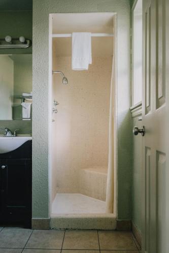 a bathroom with a shower and a bath tub at La Hacienda Motel in Seattle