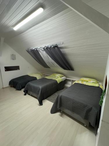 a bedroom with two beds in a room at Appartement cosy in Wolfisheim