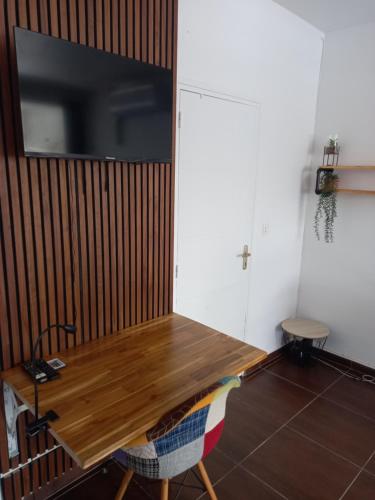 Μια τηλεόραση ή/και κέντρο ψυχαγωγίας στο Le Studio Oncle Sam - Accès piscine et plage