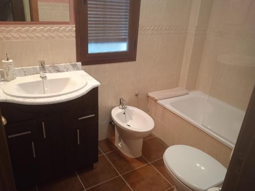 Ένα μπάνιο στο TEJADILLA Casita Rural Cerca de Sevilla con Chimenea